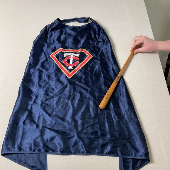 Minnesota twins Other - Vintage Minnesota Twins Souvenir Bat and Autographed Blue Hero Cape